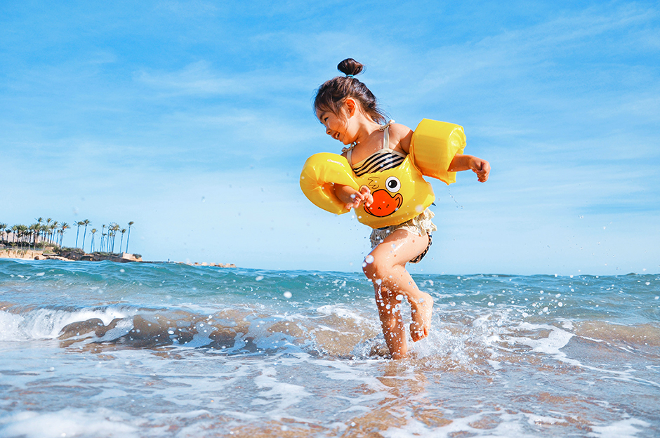 Too much exposure to the sun’s ultraviolet radiation can be dangerous, for it damages the skin, increasing the risk of developing skin cancer. That risk is particularly high when the exposure comes during childhood.